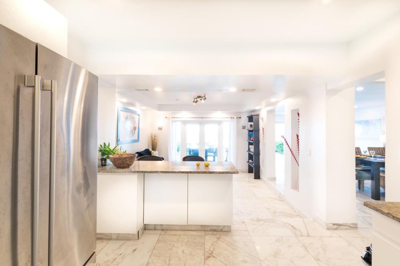 Caprice 9 - Oceanfront Villa - Gated Community With Pool 나사우 외부 사진