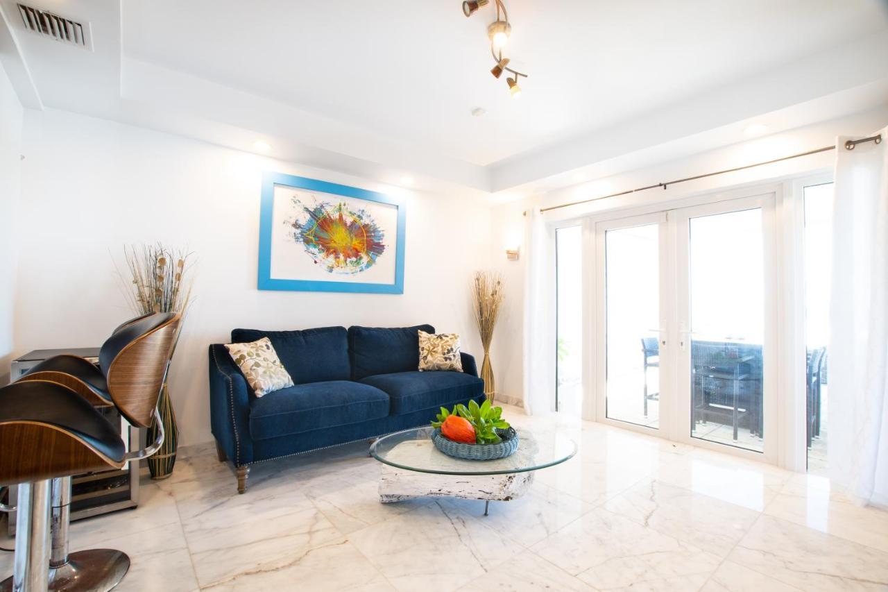 Caprice 9 - Oceanfront Villa - Gated Community With Pool 나사우 외부 사진